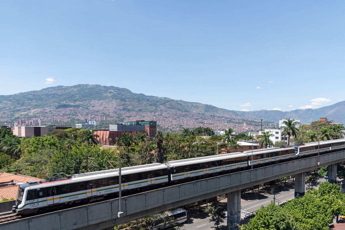 City Charm: Stylish Nook Haven in Medellín