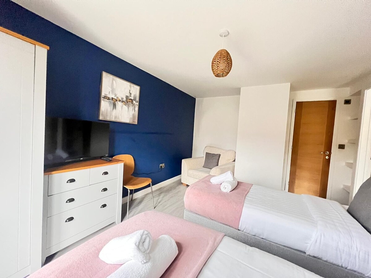 Stunning 2-Bedroom Apartment Wi-Fi Sleeps 4