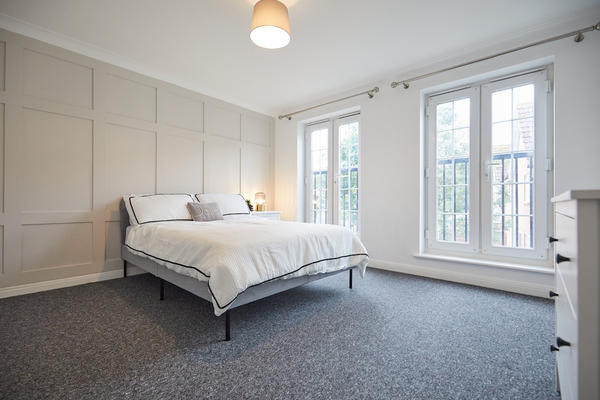 Newly refurbished Modern 5 Bedroom | Sleeps 10