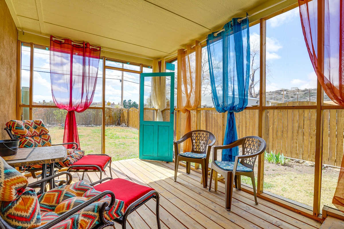 New Mexico Cottage: Hot Springs Fed Tub On-Site