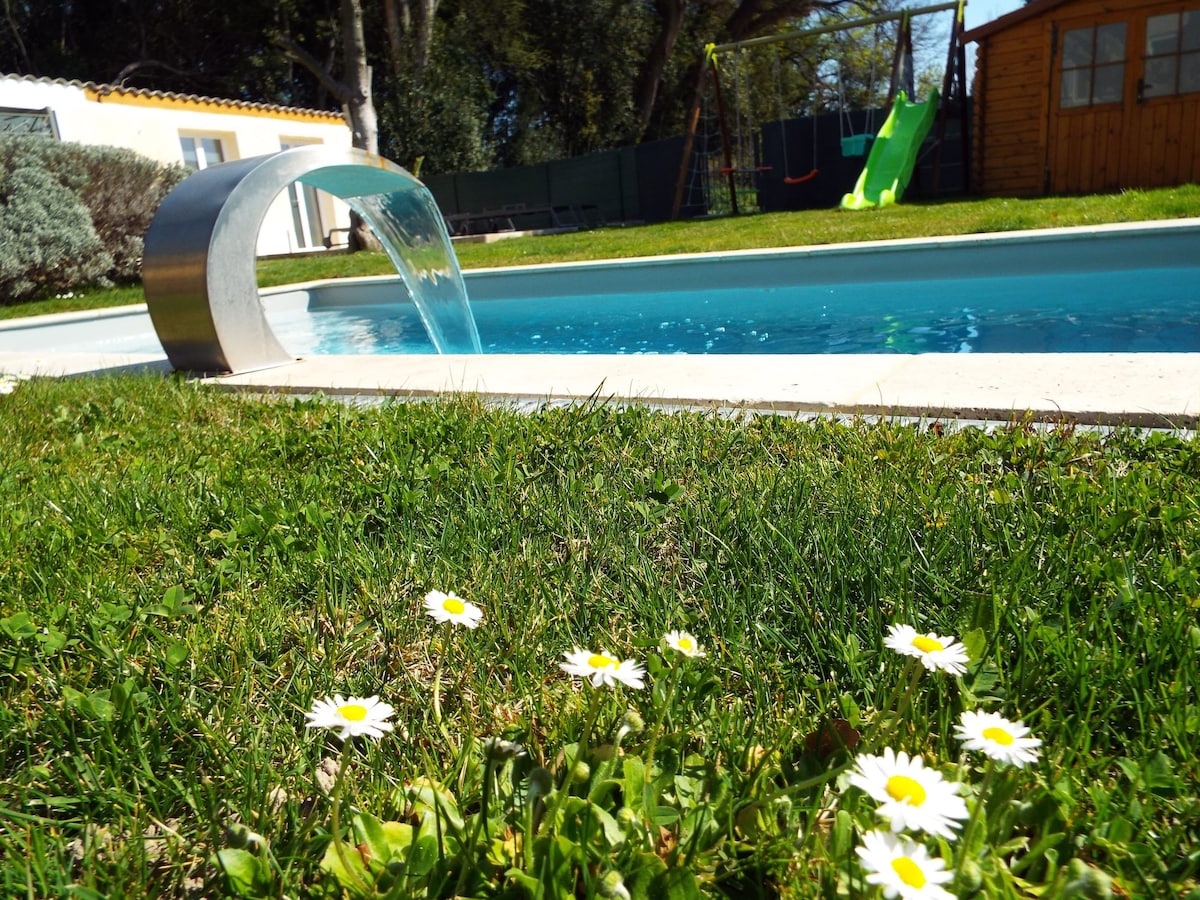 House for 4 ppl. with shared pool at Avignon