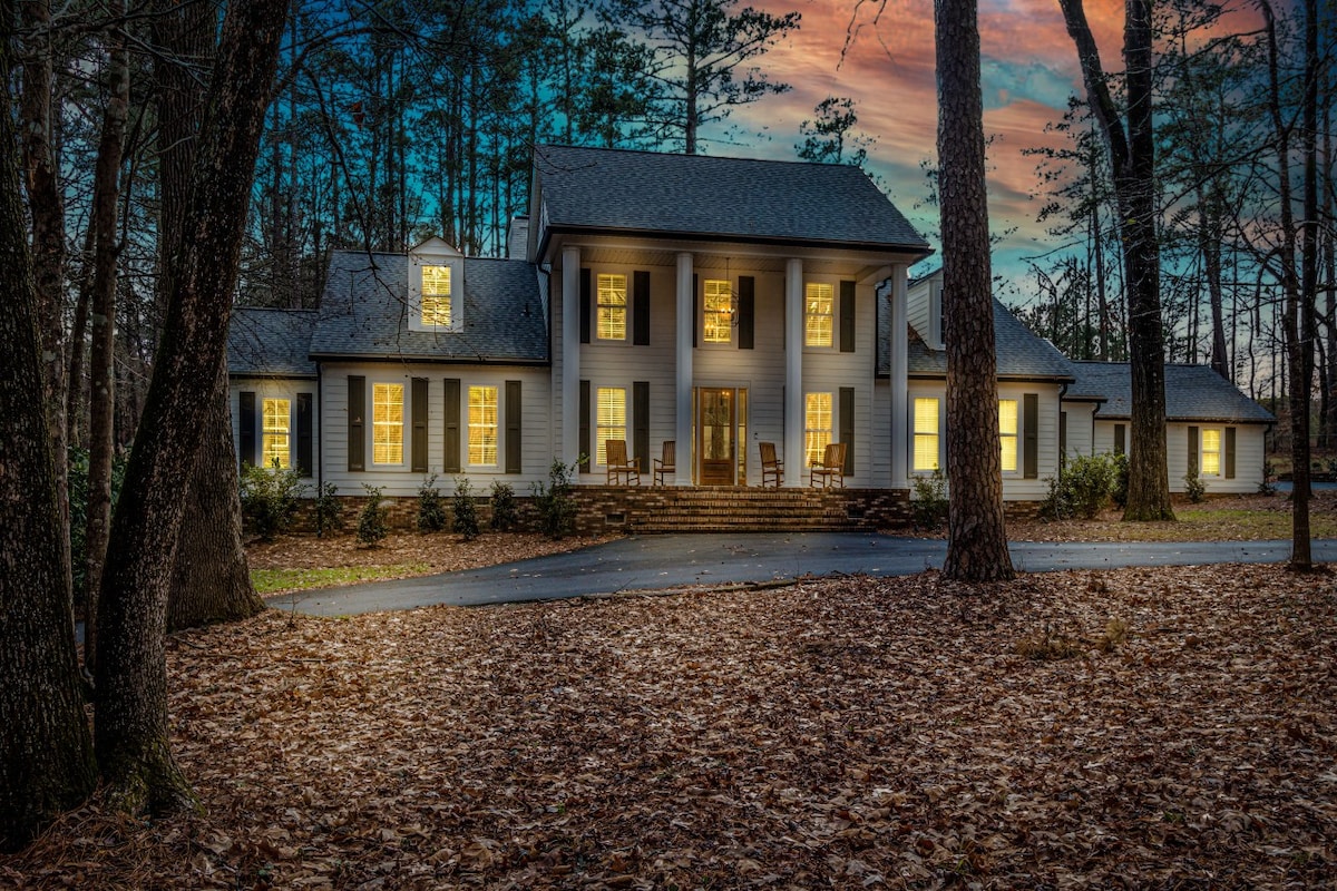 Deerwood Retreat: Luxe 6-BR Estate in Evans