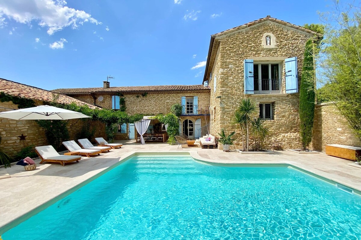 Splendid Stone Mas At The Foot Of The Luberon