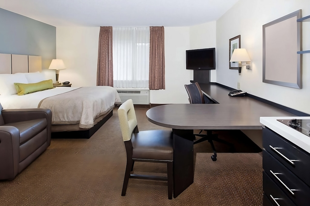 Relaxing Suite w/ Full Kitchen and Free Parking!