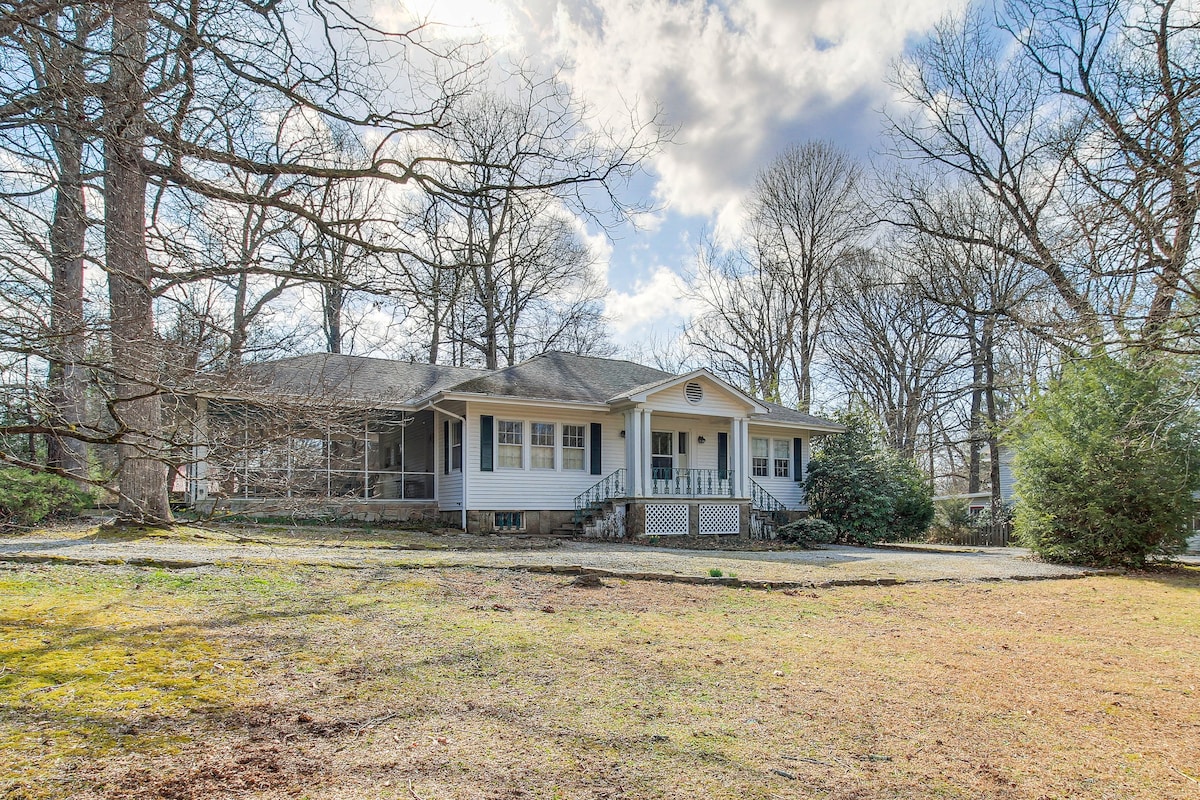 Central & Ornate Sewanee Home w/ Screened-In Porch