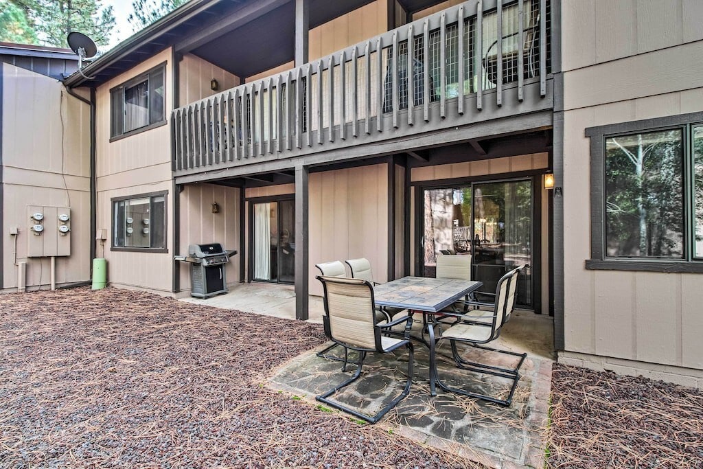 Apartment in Pinetop w/ Patio, Grill & Table!
