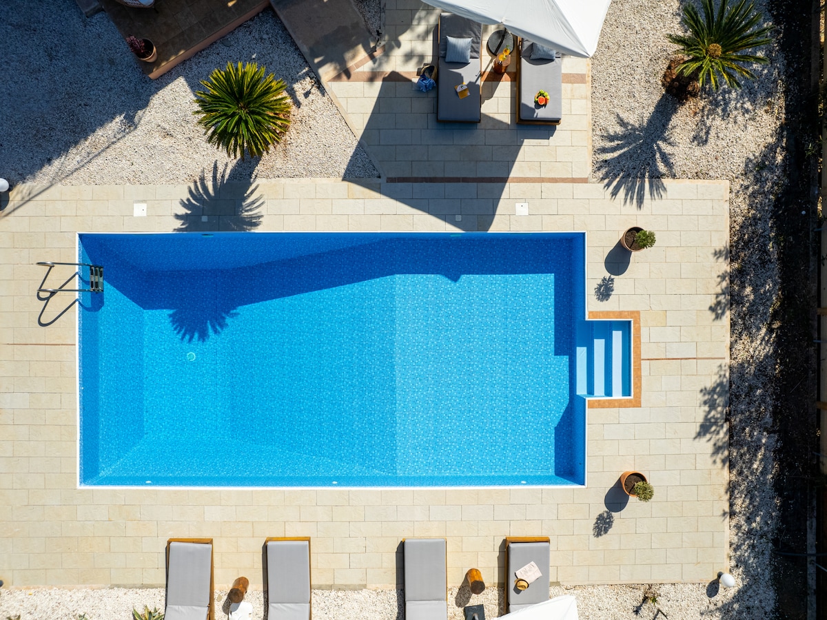 AmberTurtle Design Villa with Private Pool