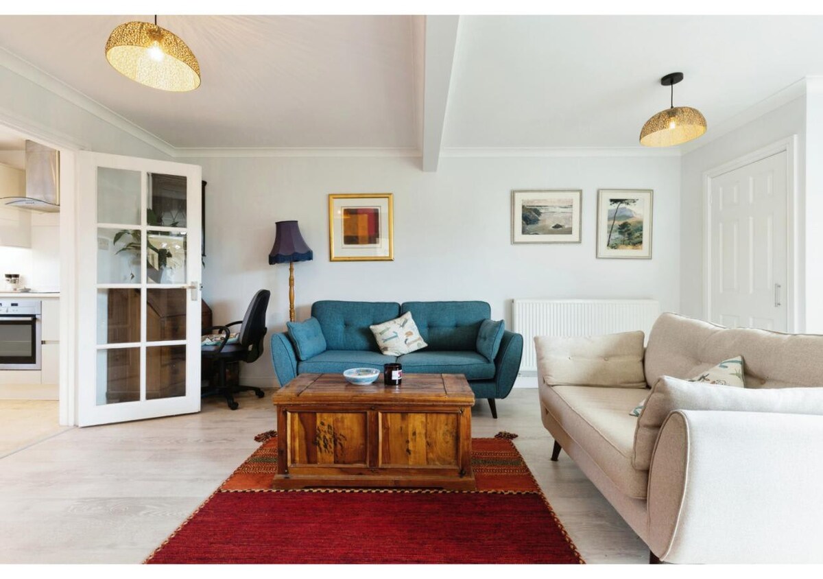 3BR Cheltenham House -  Elegance and Comfort