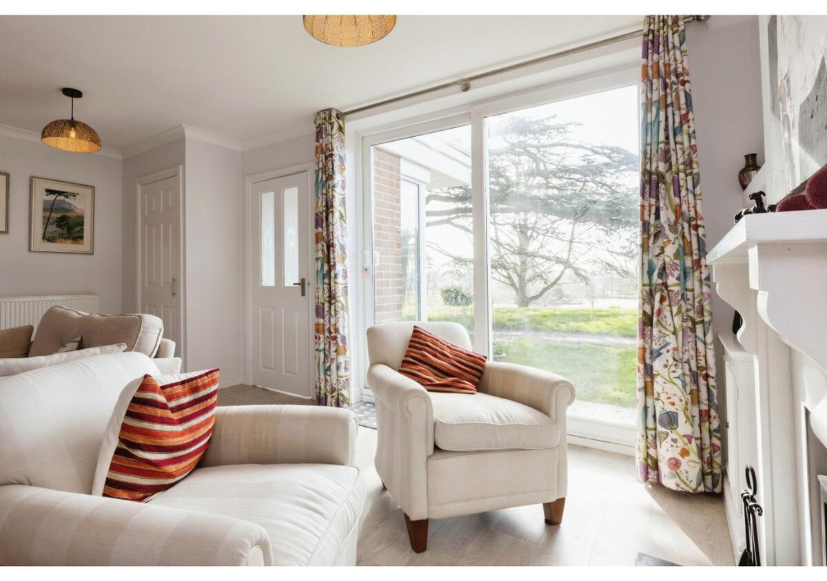 3BR Cheltenham House -  Elegance and Comfort