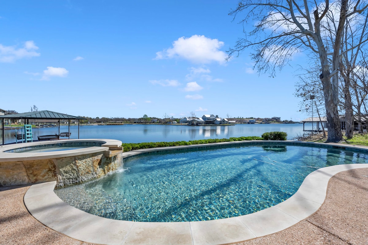 Summer Breeze-Lakefront w/pool, hot tub, & kayaks