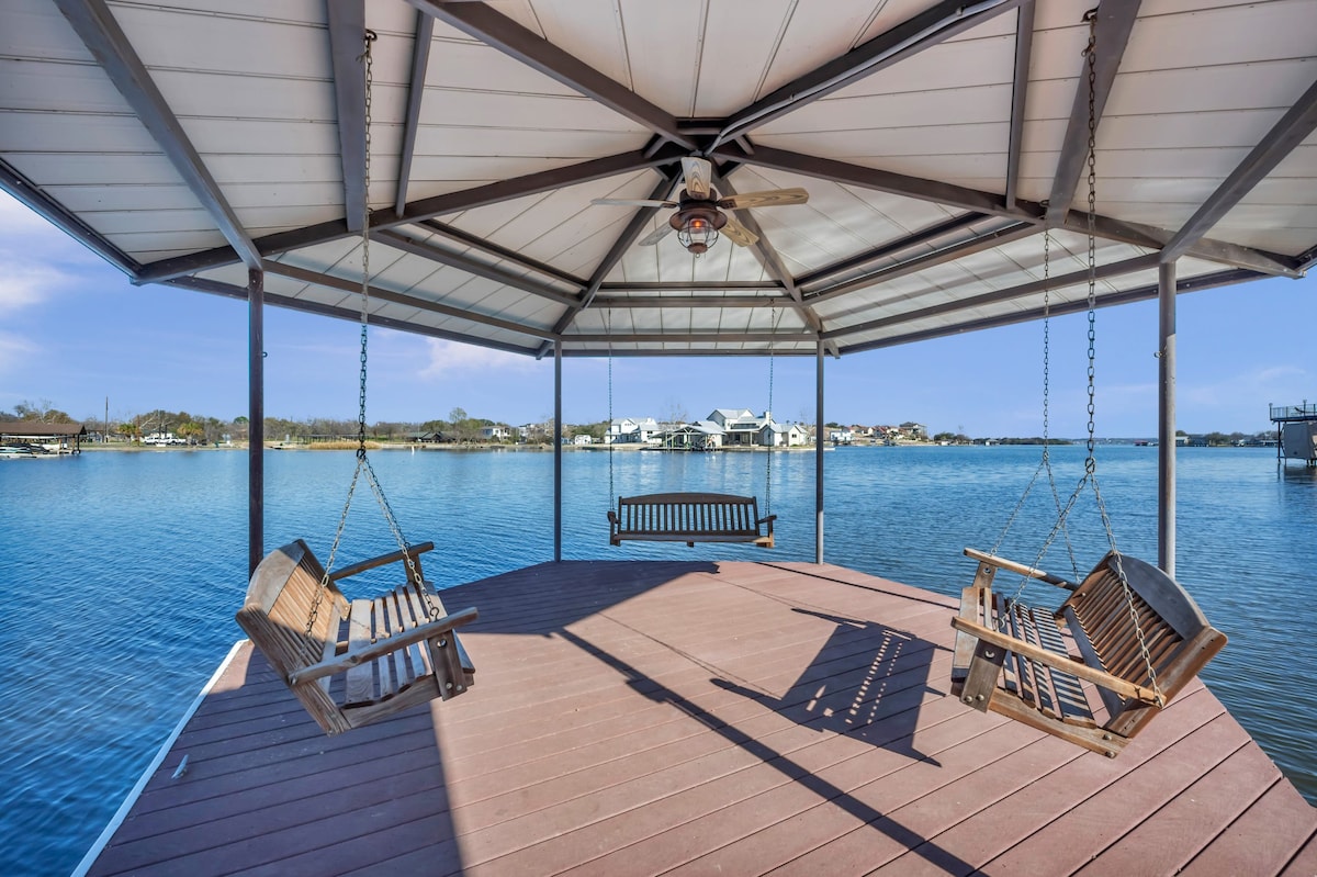 Summer Breeze-Lakefront w/pool, hot tub, & kayaks