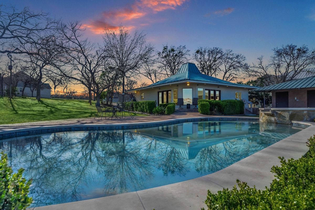 Summer Breeze-Lakefront w/pool, hot tub, & kayaks