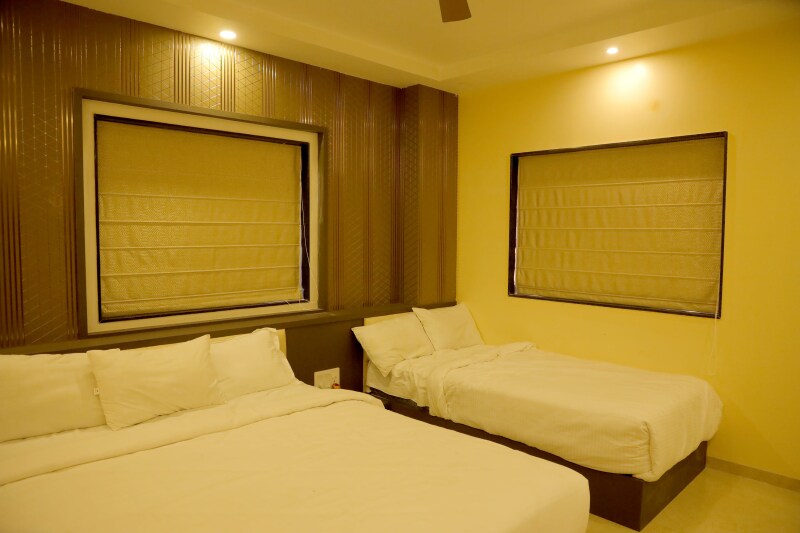 Deluxe room at Kolhapur,hotel Veeratn Halondi