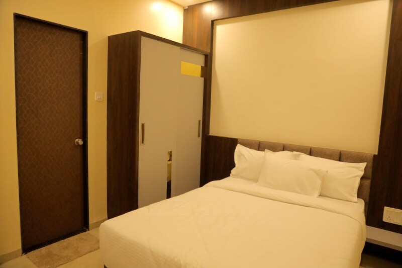 Deluxe room at Kolhapur,hotel Veeratn Halondi