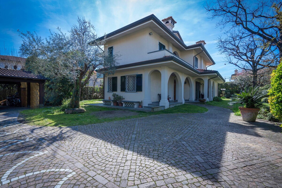 Villa le fontanelle in forte dei marmi with ac