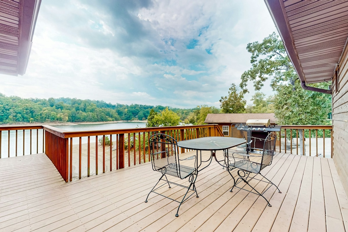 Lakefront 3BR with amazing view & decks