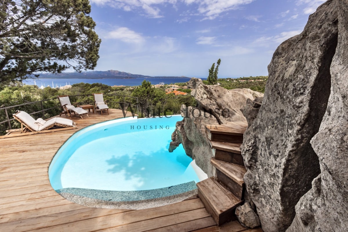 位于罗通多港（ Porto Rotondo ）的别墅，可欣赏海景和游泳池