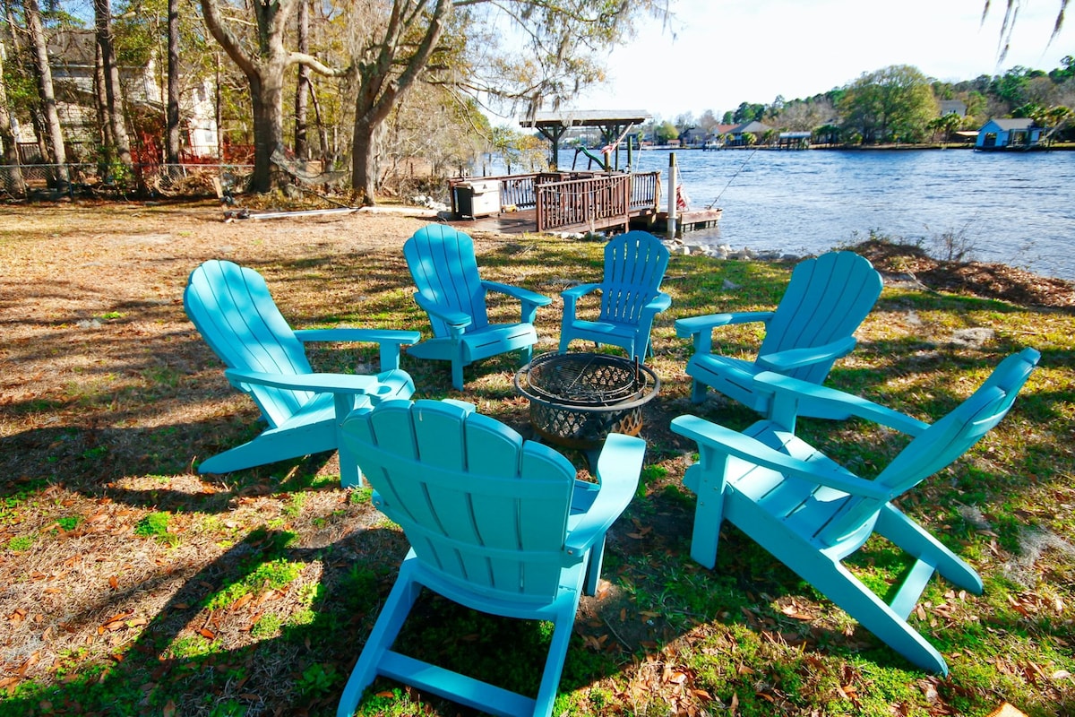 Waterfront 4BR with hot tub, dock, kayaks & views