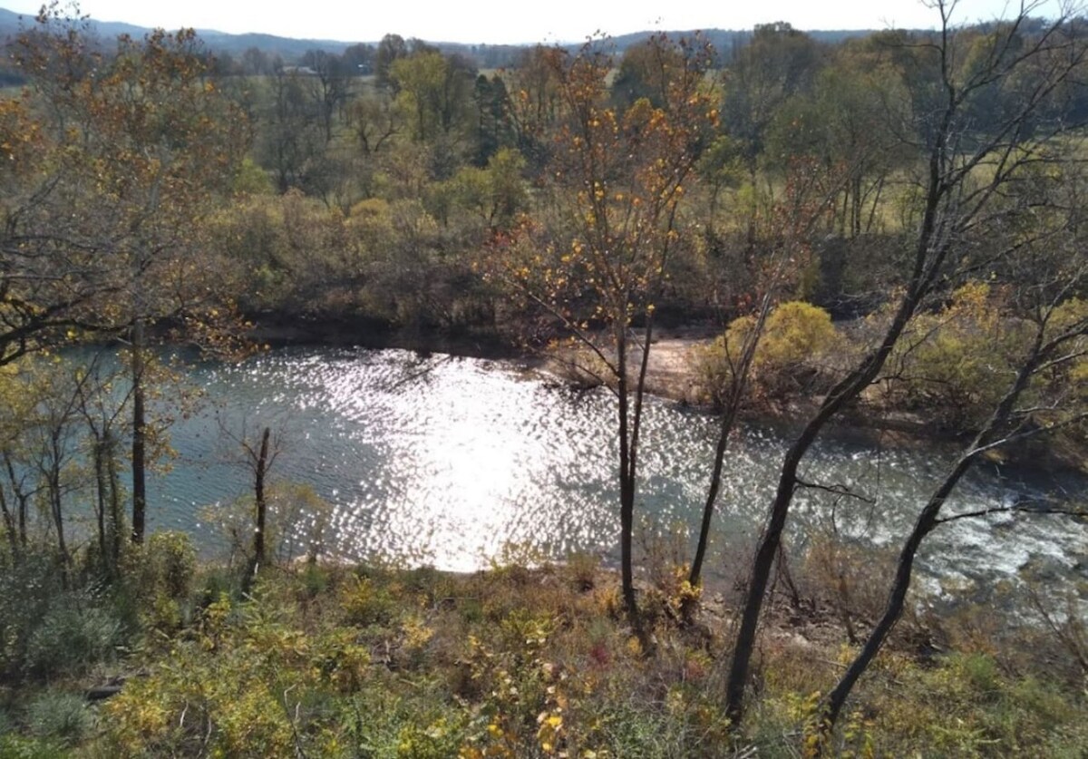 Charming Inn Gorgeous Views Crooked Creek: Queen!