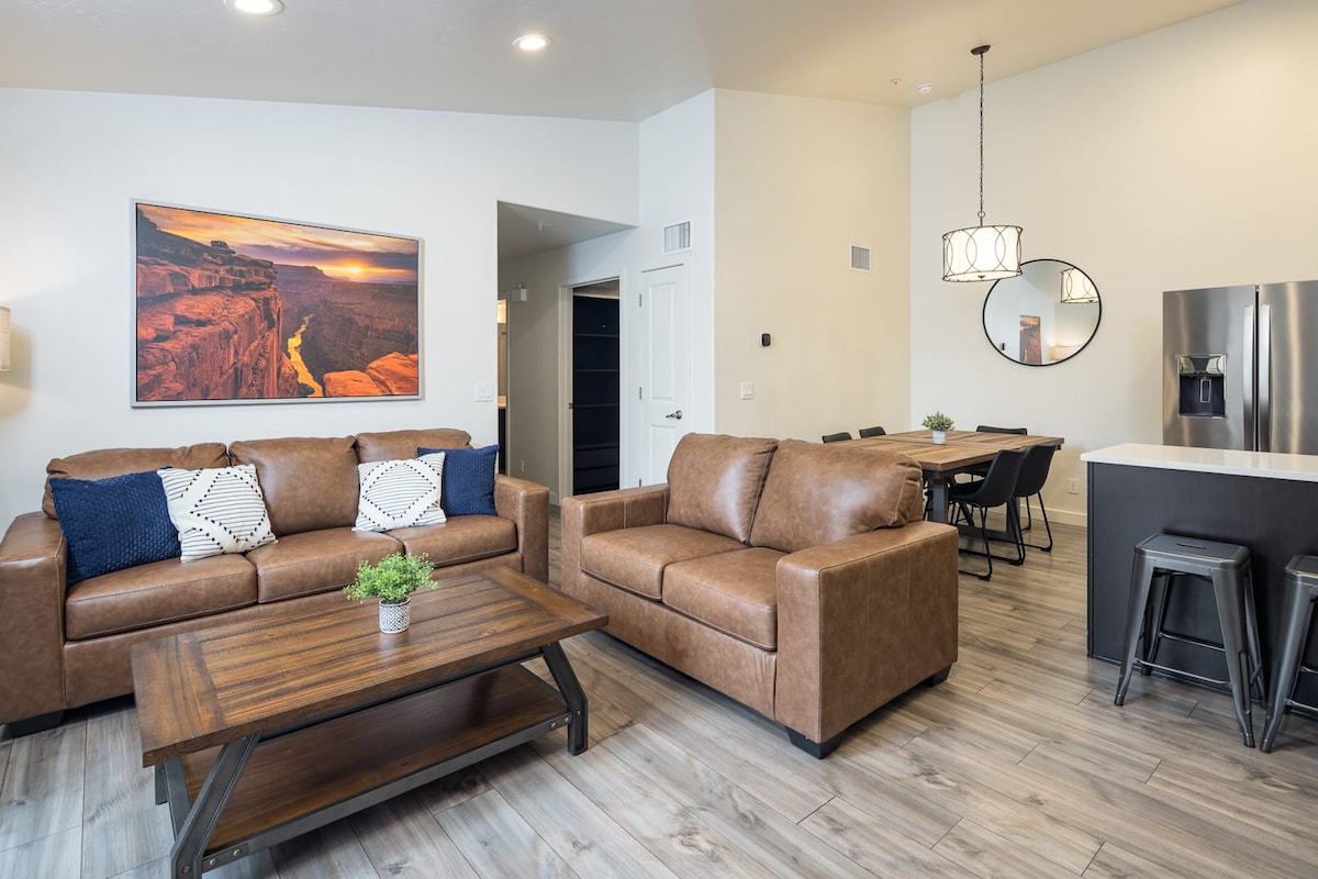 6K Top Floor Moab RedCliff Condo, POOL & HOT TUB