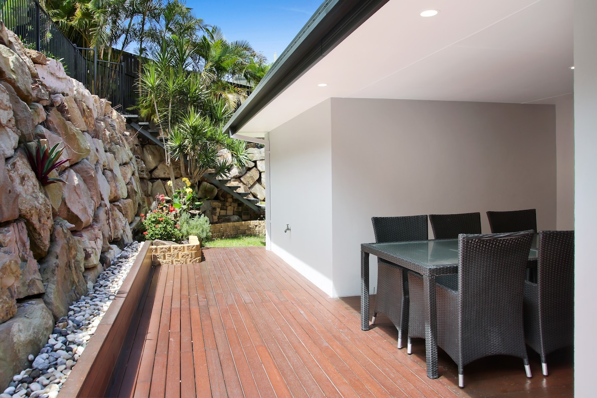 Glorious 5-Bed Amidst Nature in Burleigh Heads