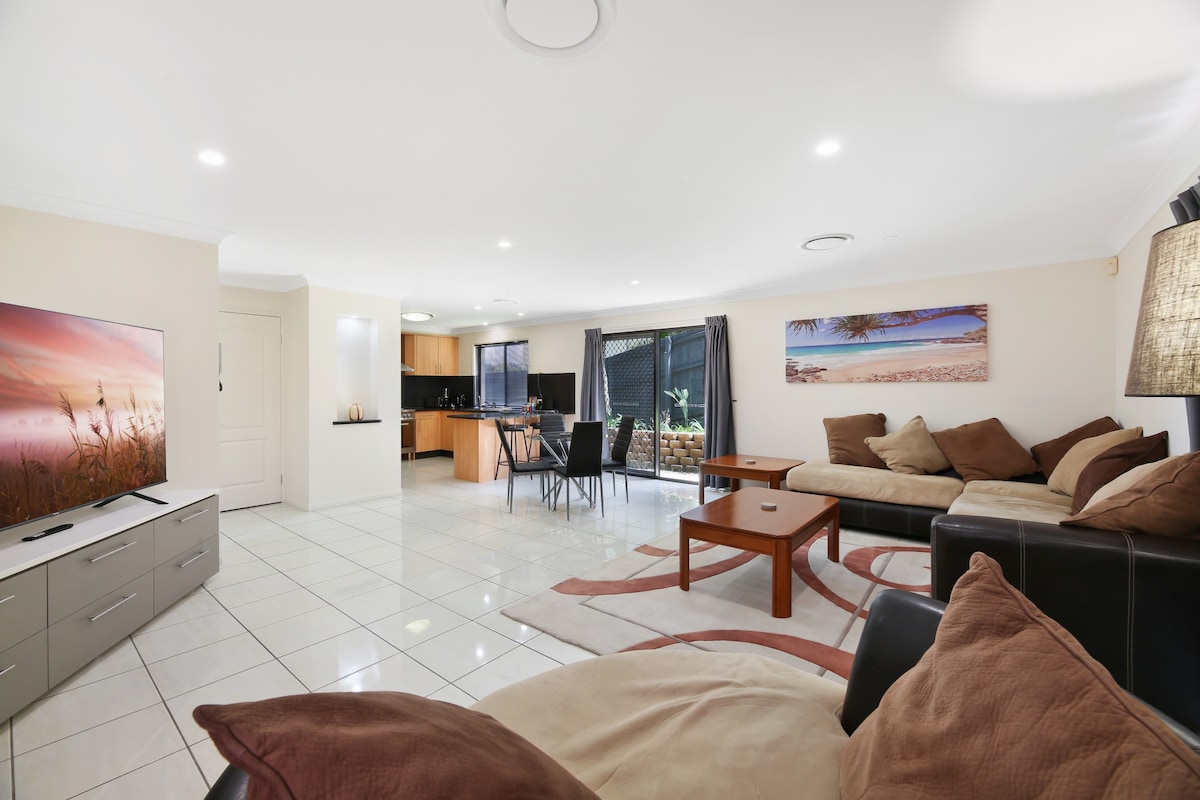 Glorious 5-Bed Amidst Nature in Burleigh Heads