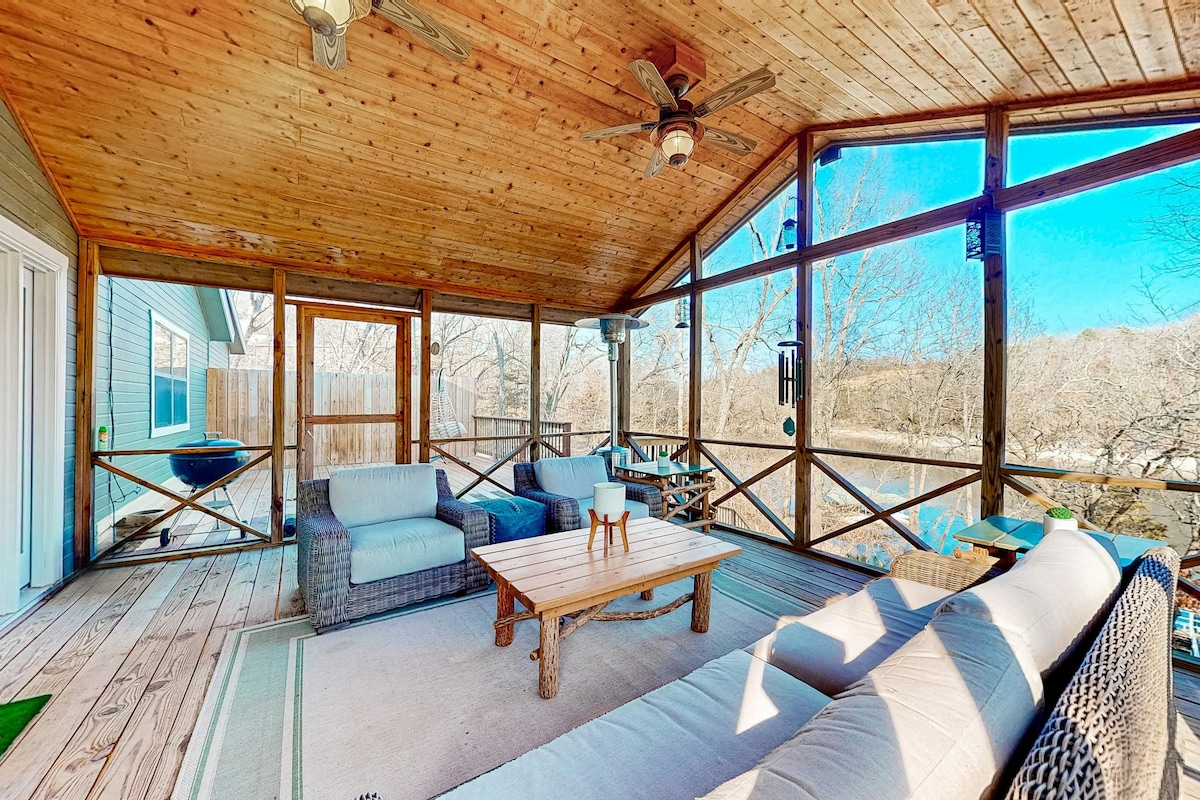 2BR lakefront retreat with screened sunroom