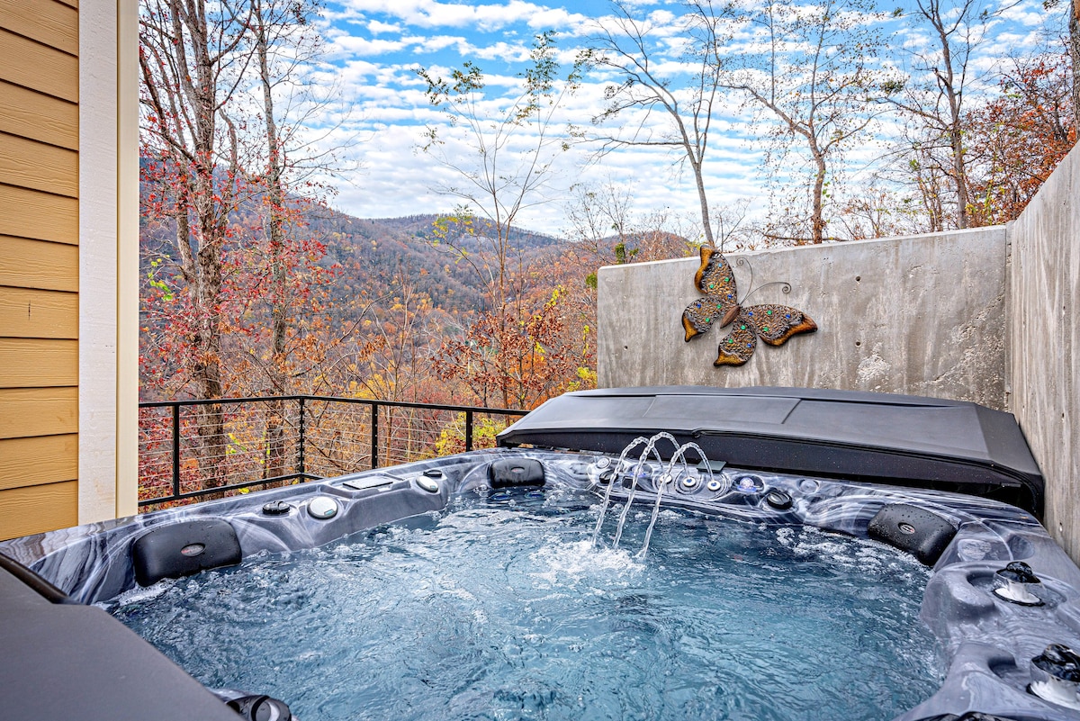 Chimney Rock on Stilts By CM | Epic View & Hot Tub