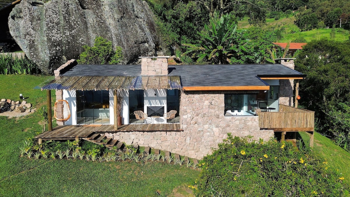 Cabana Rinoceronte - banheira com vista para Pedra