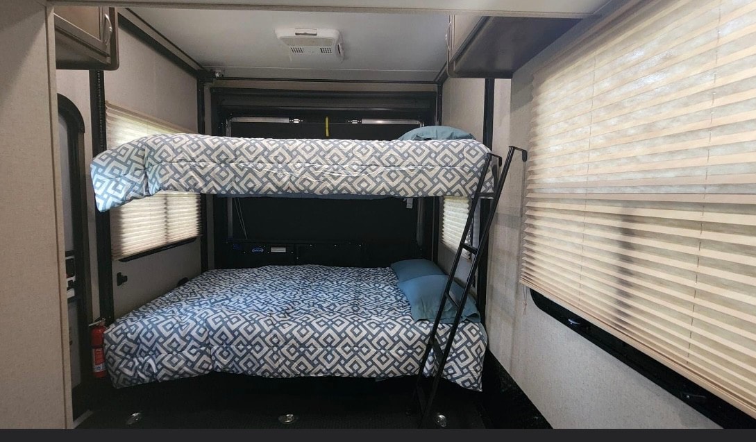 两间卧室豪华露营房车，储备充足/高尔夫球车