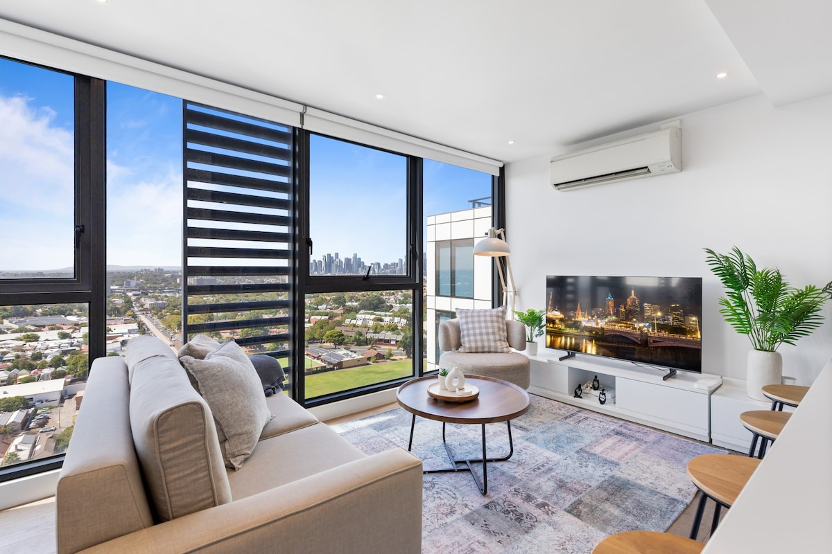 Elegant Inner-West 2-Bed with City Views & Pool