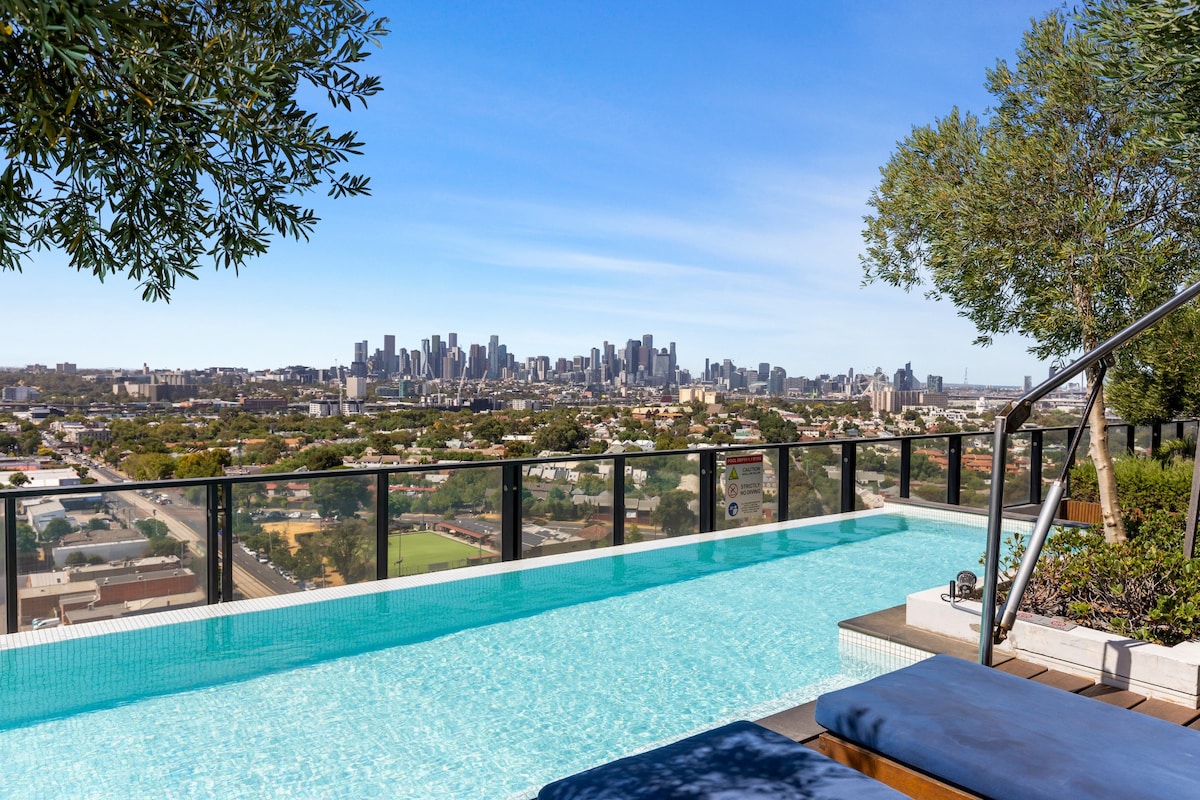 Elegant Inner-West 2-Bed with City Views & Pool