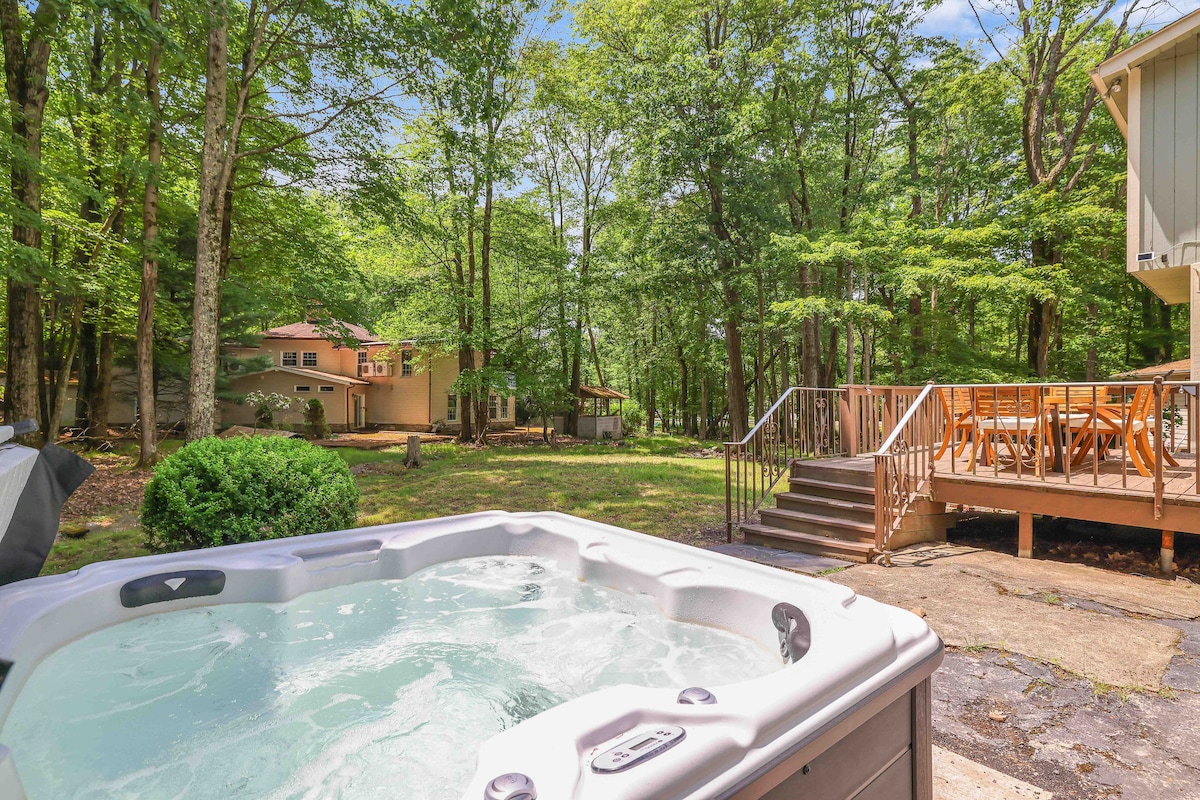 Hot Tub ~ King Beds ~ Gameroom ~ Deck w/ Grill