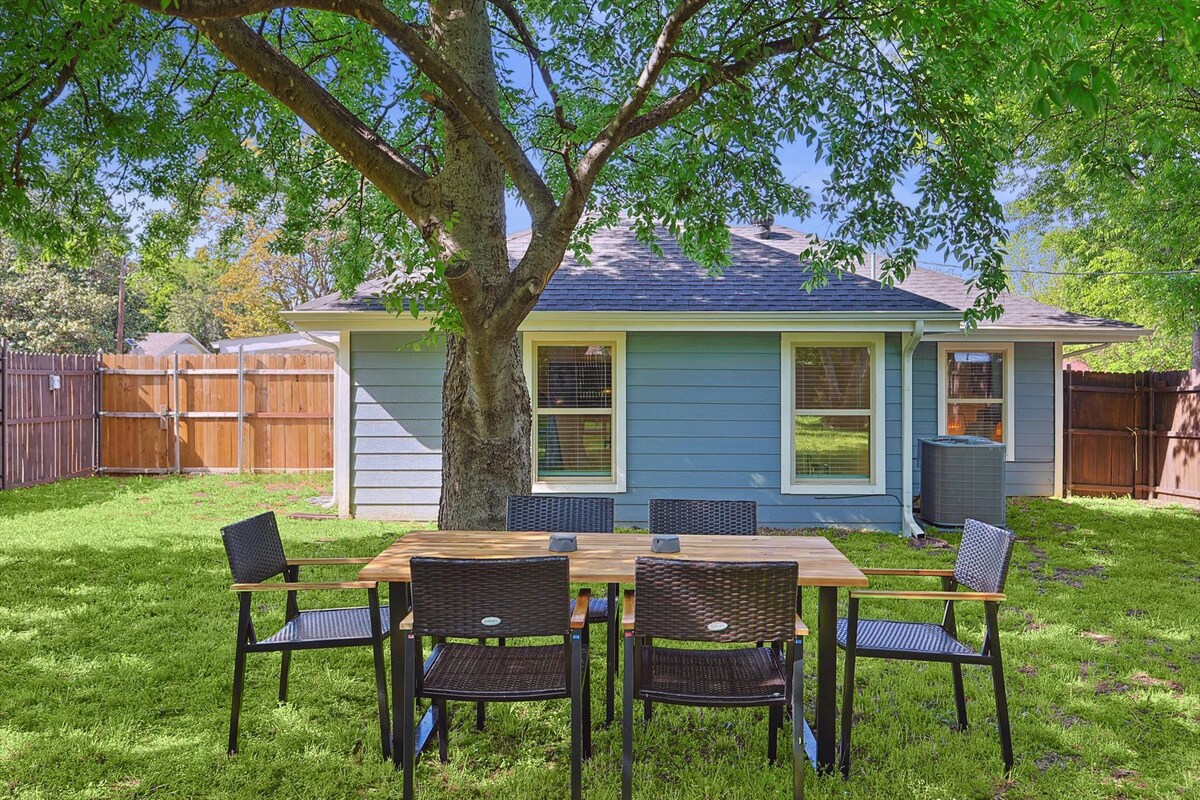 Heart of Grand Prairie - 3-BD/2-BA with Backyard