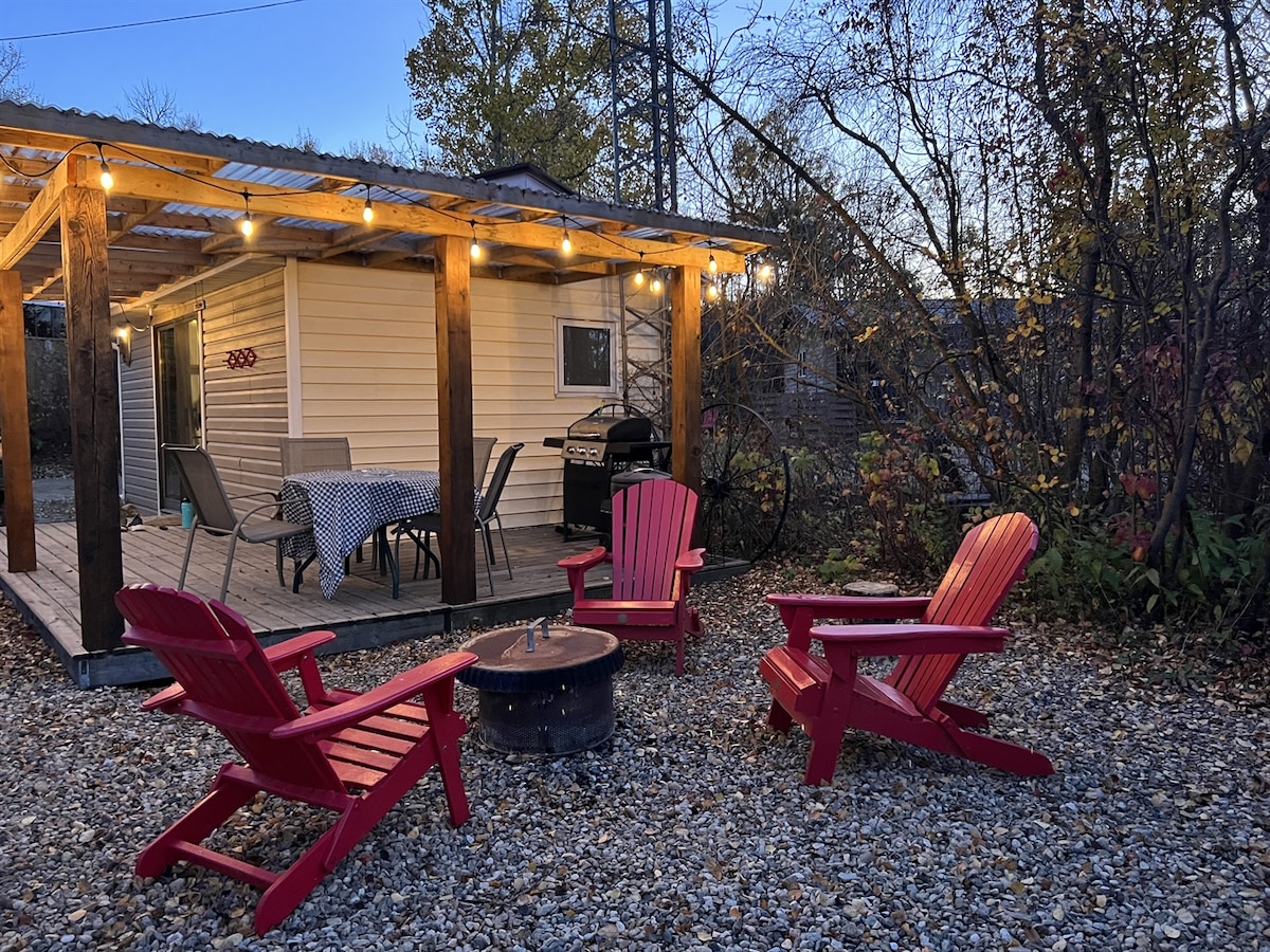 Cozy Cabin~Lake View, Covered Deck, BBQ, Firepit