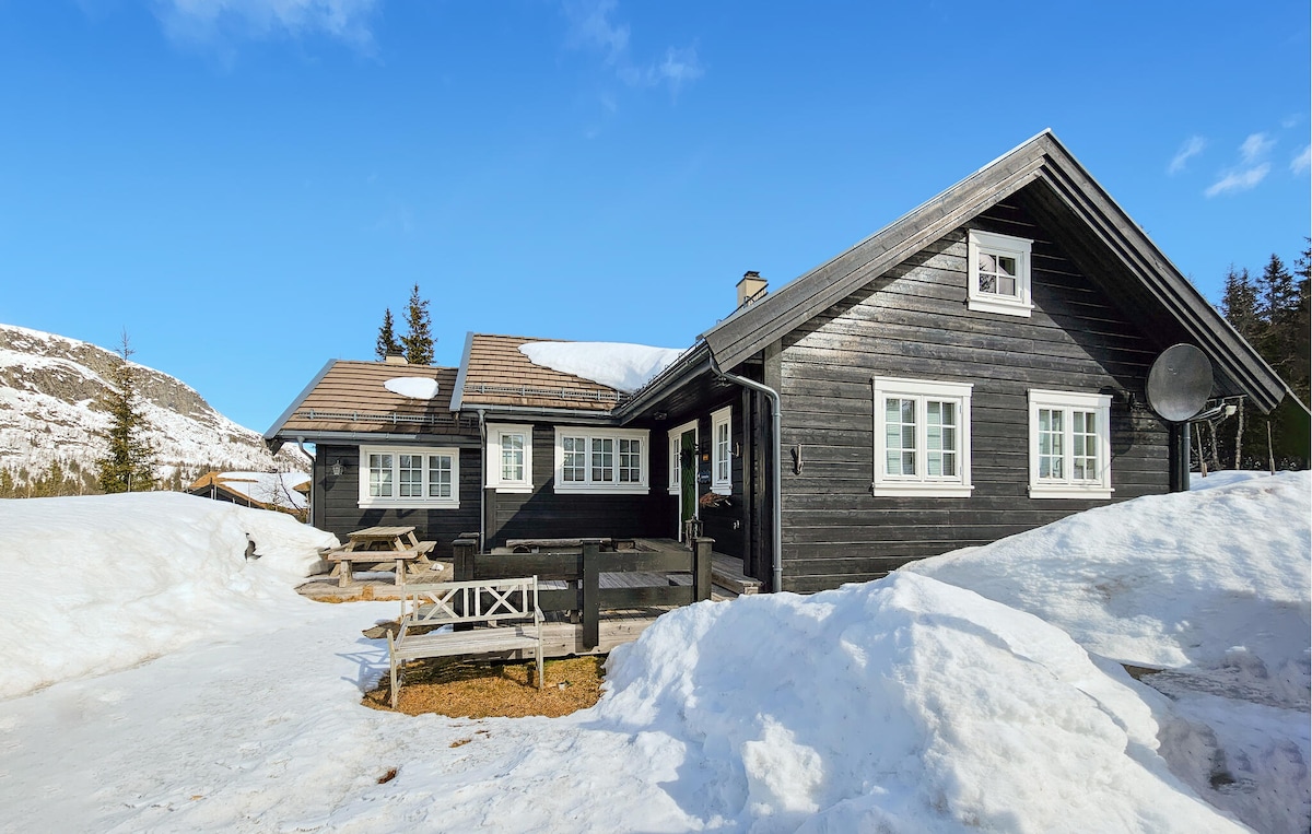 Gorgeous home in Eggedal with kitchen