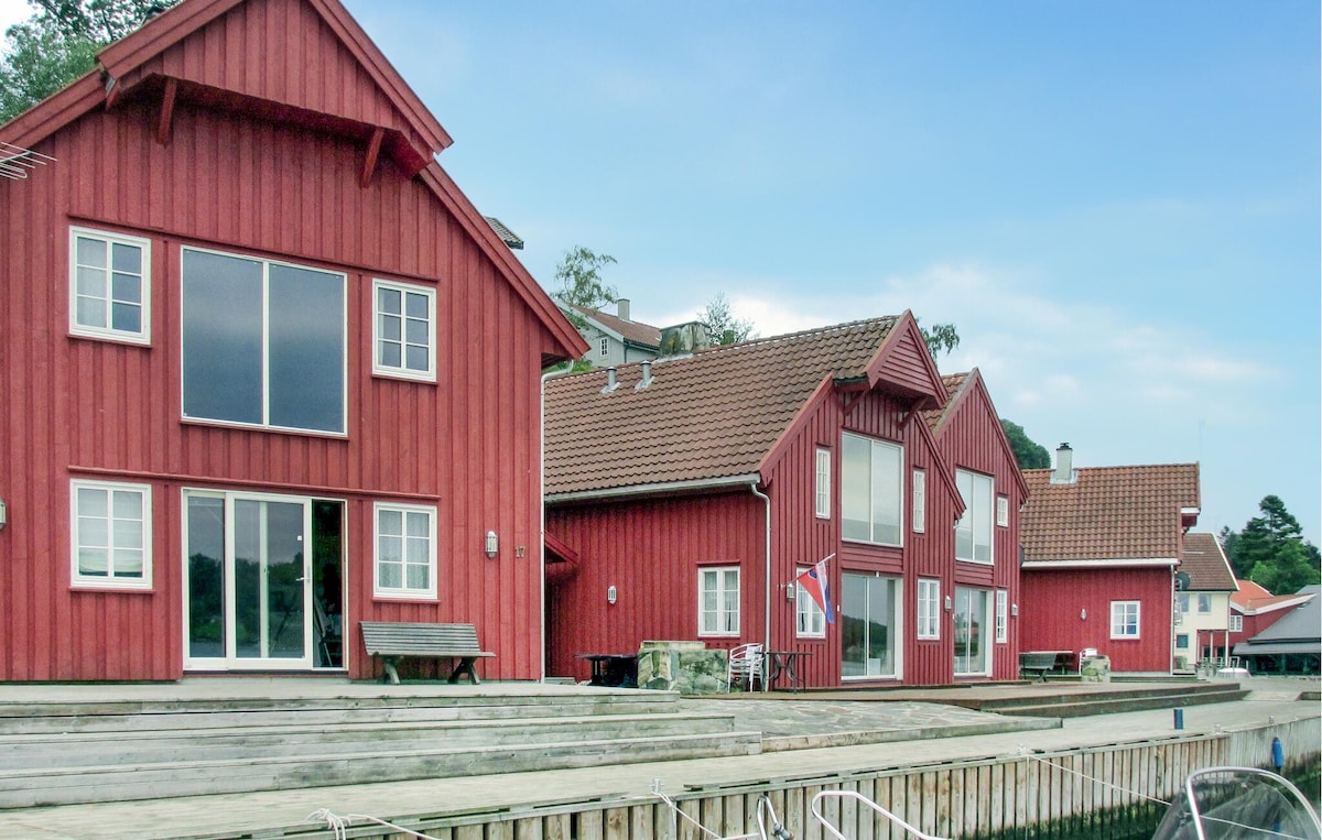 3 bedroom pet friendly apartment in Sjernarøy