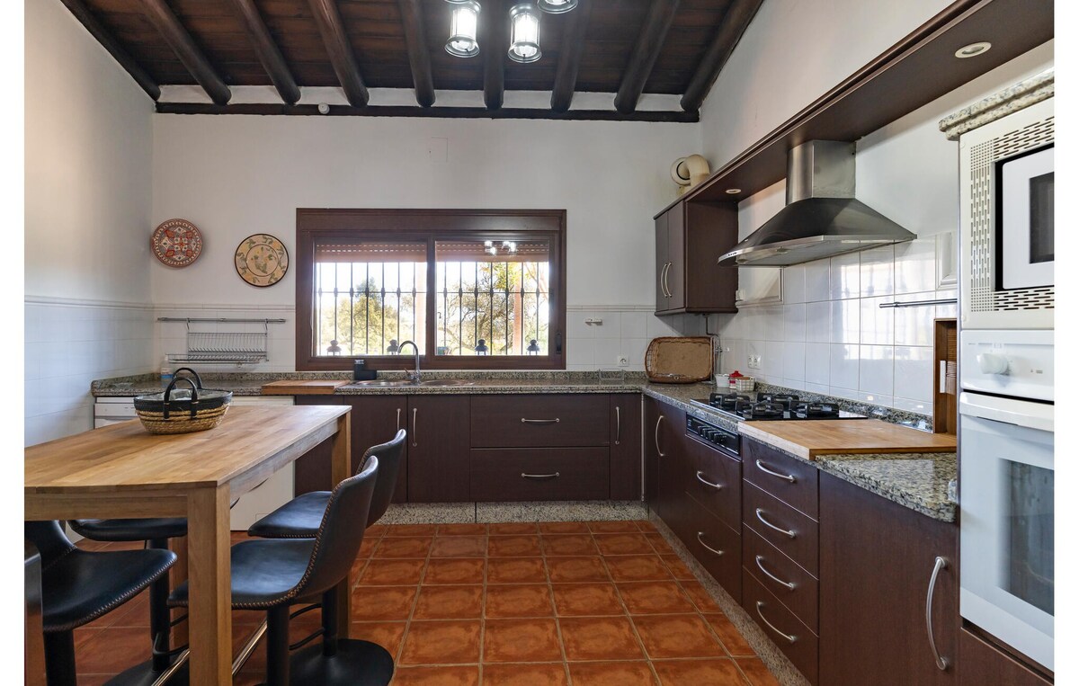 Beautiful home in Gillena with kitchenette