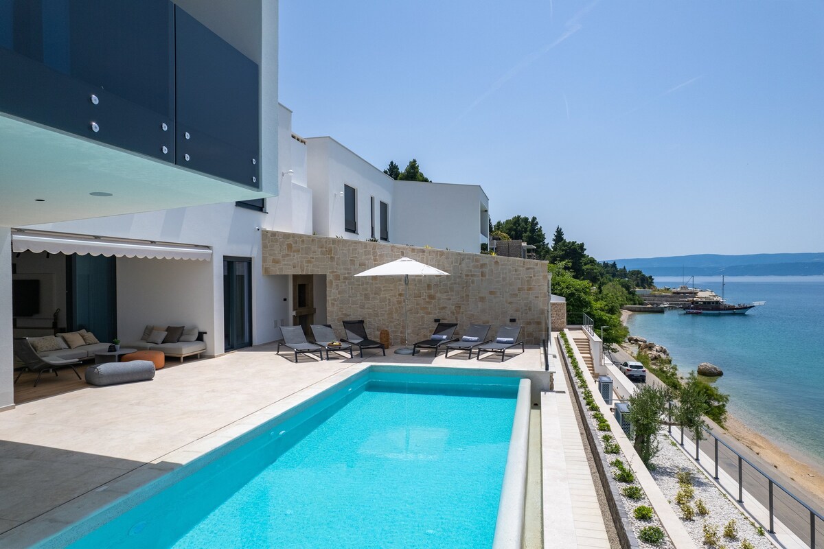 5-Bedrooms | Frontline | Sea Views | Pool & Sauna