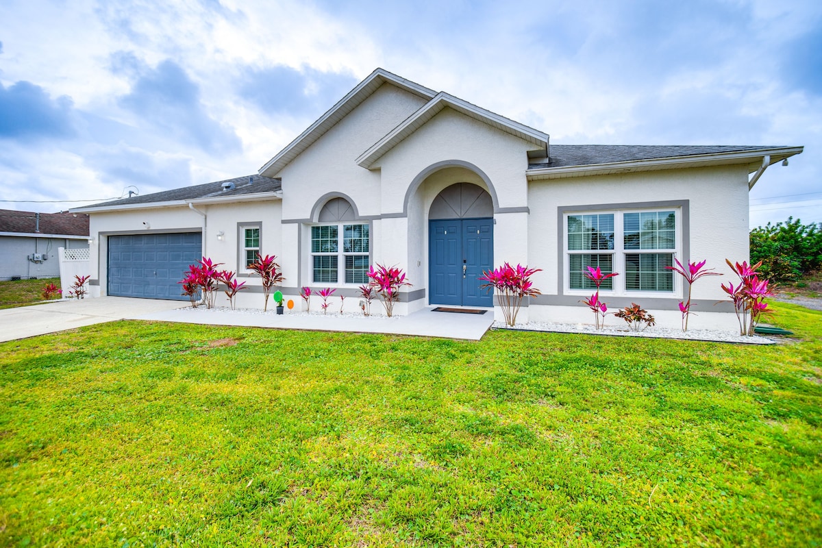 Lovely Lehigh Acres Home w/ Lanai, Pool & Spa!