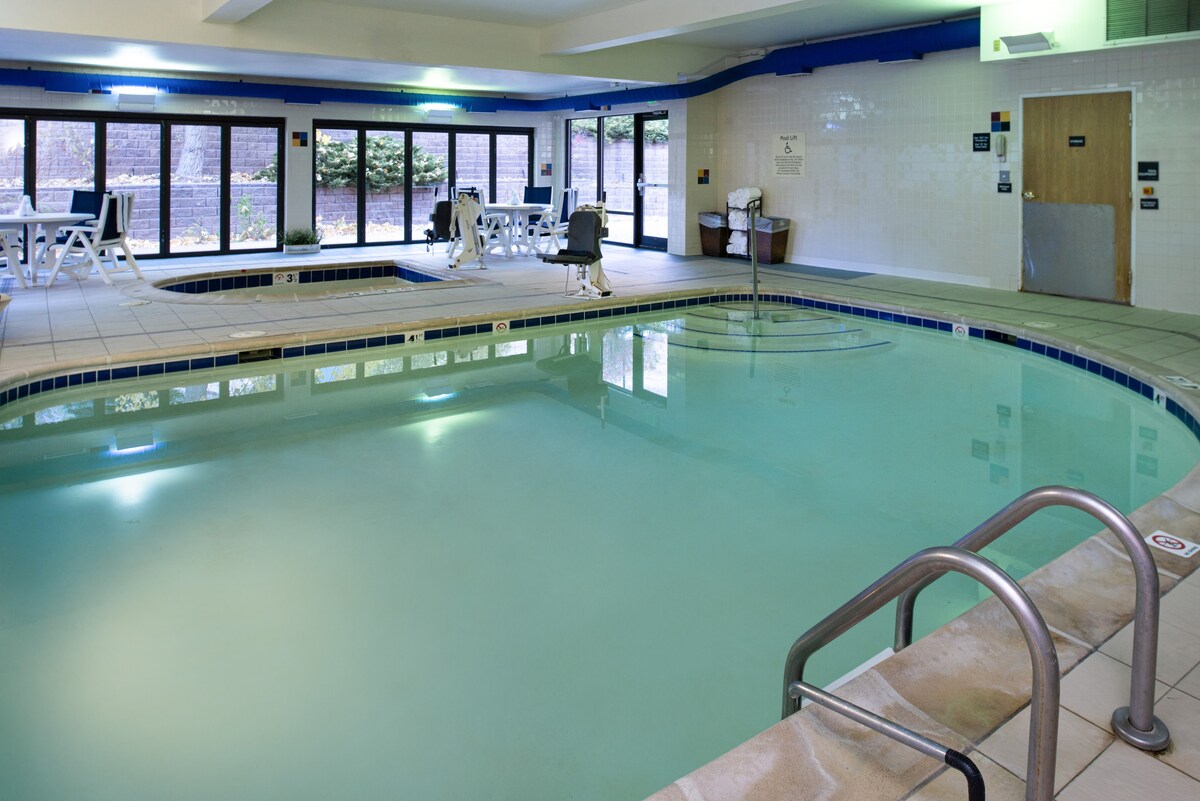 Your Oasis Awaits! Indoor Pool, Free Breakfast!