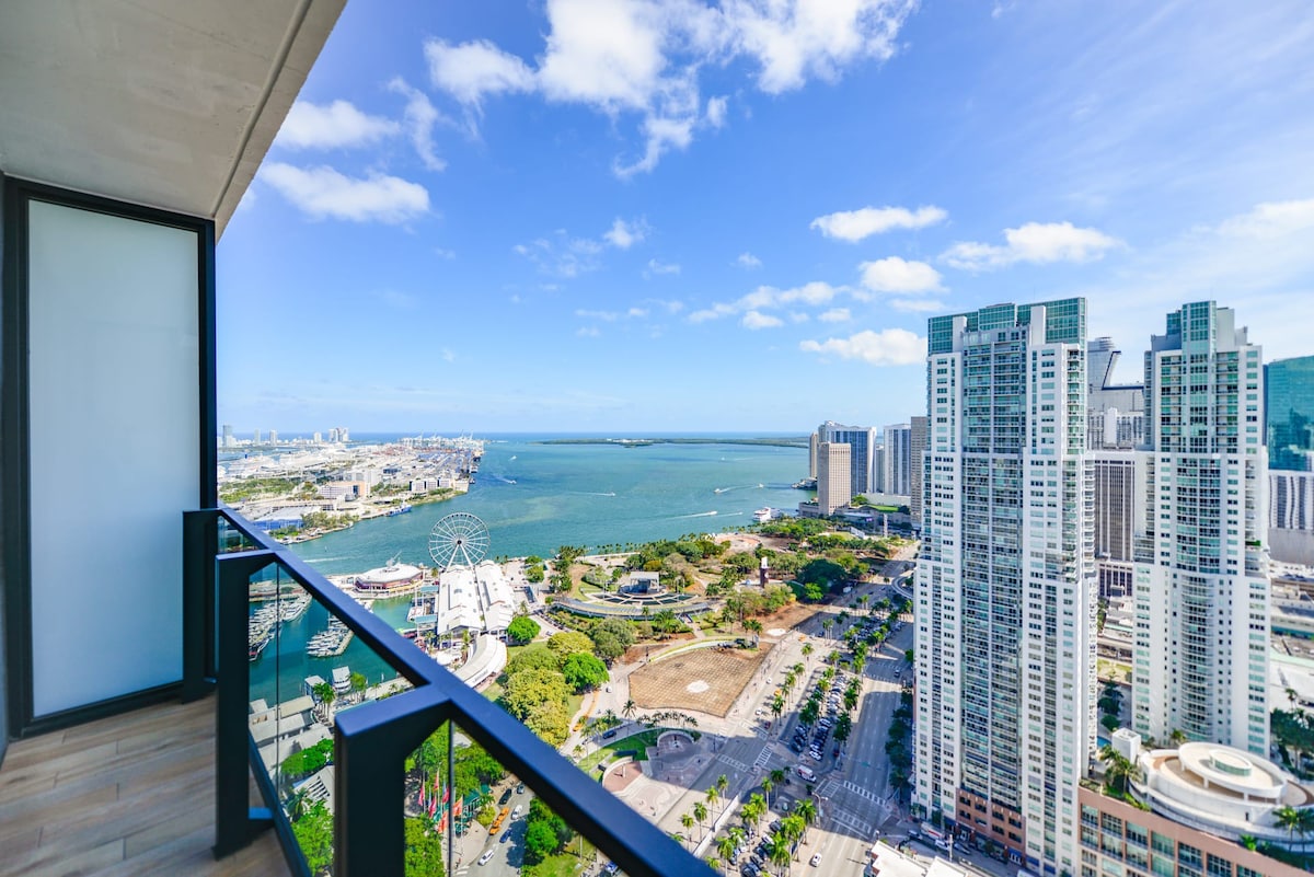 Studio with Direct Bay View Near Bayfront Park