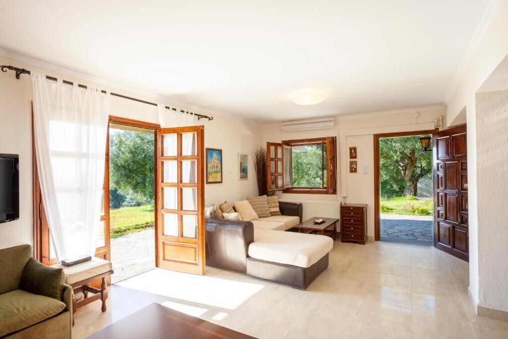 Ipsipili Villa with sea views and private garden