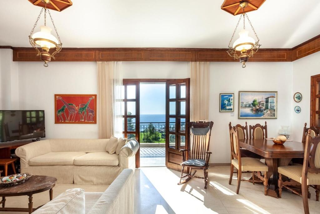 Ipsipili Villa with sea views and private garden