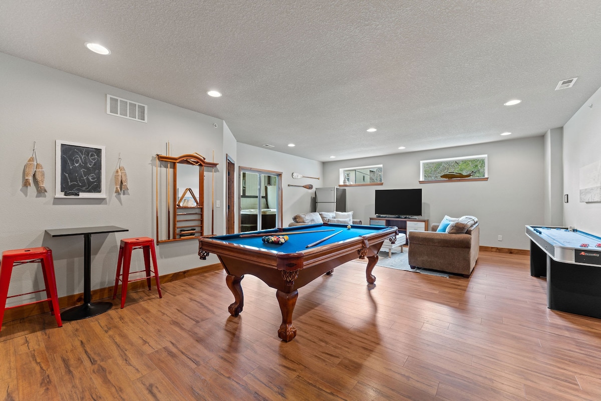 Private Hot Tub with Pool Table & Pinball Machine