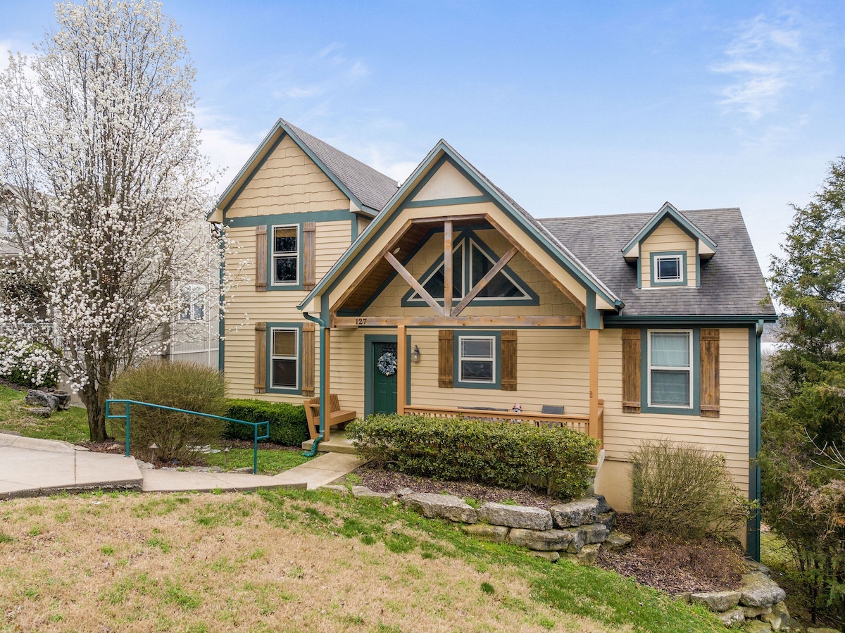 Lake View, Hot Tub, Fire pit, Gameroom w/ Pinball