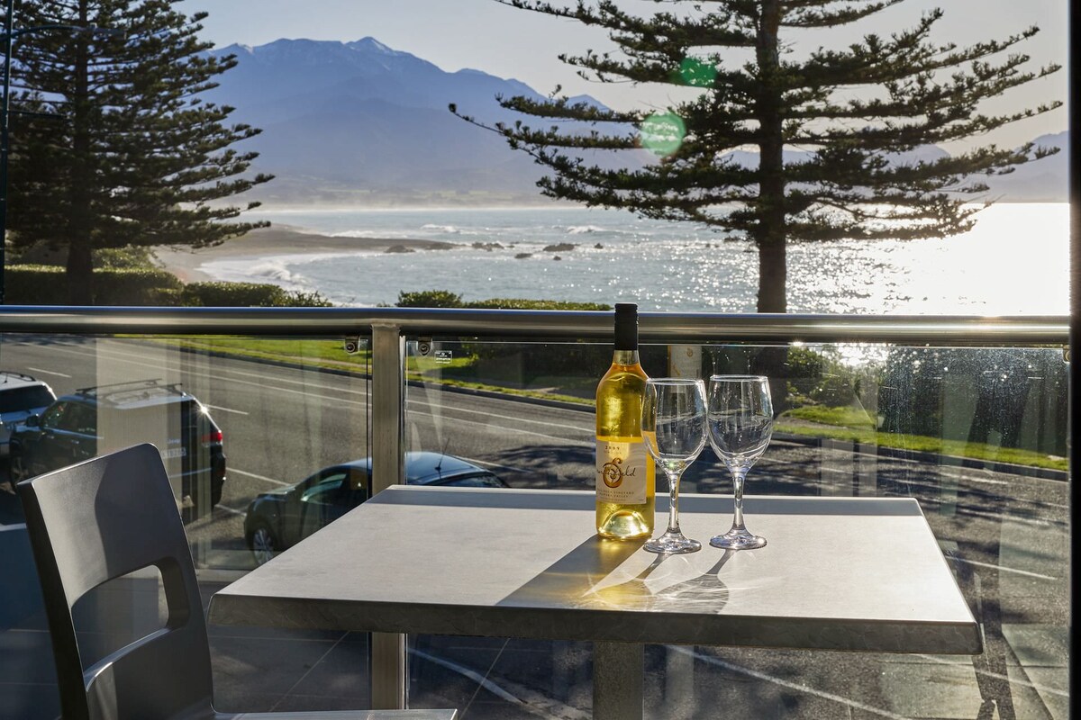 Waves on Esplanade - Kaikoura Waterfront Apartment