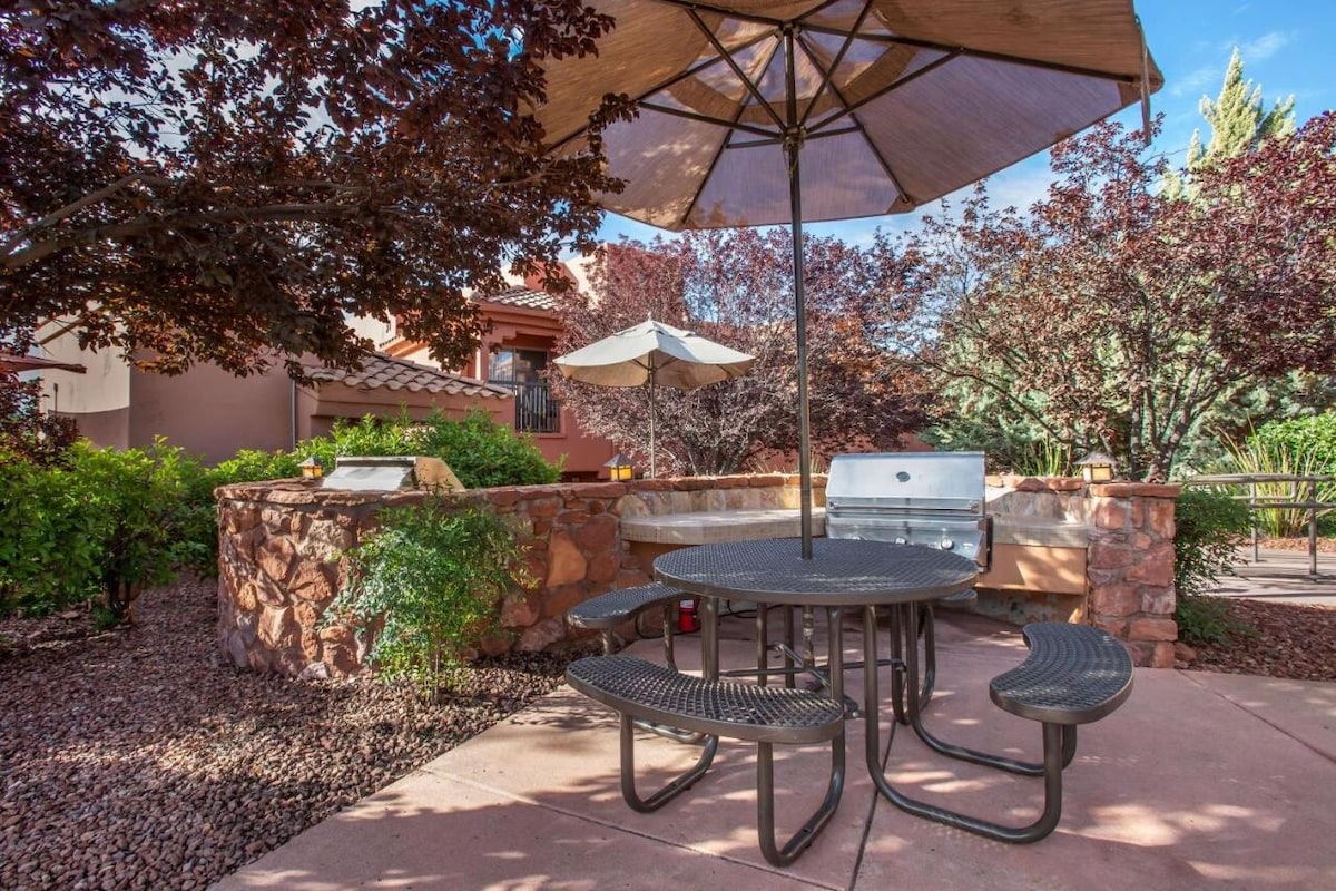 Discover Sedona! Outdoor Pool, Full Kitchen!