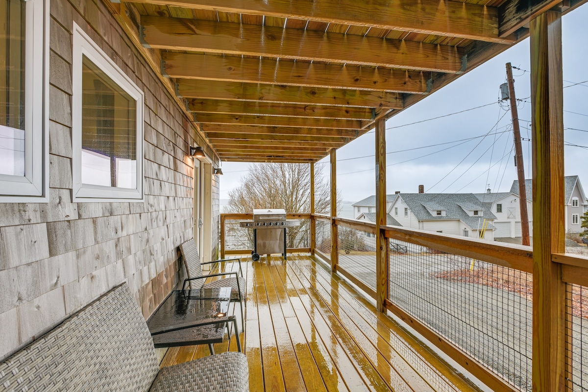 Cozy Maine Getaway: Covered Deck, Walk to Beach!