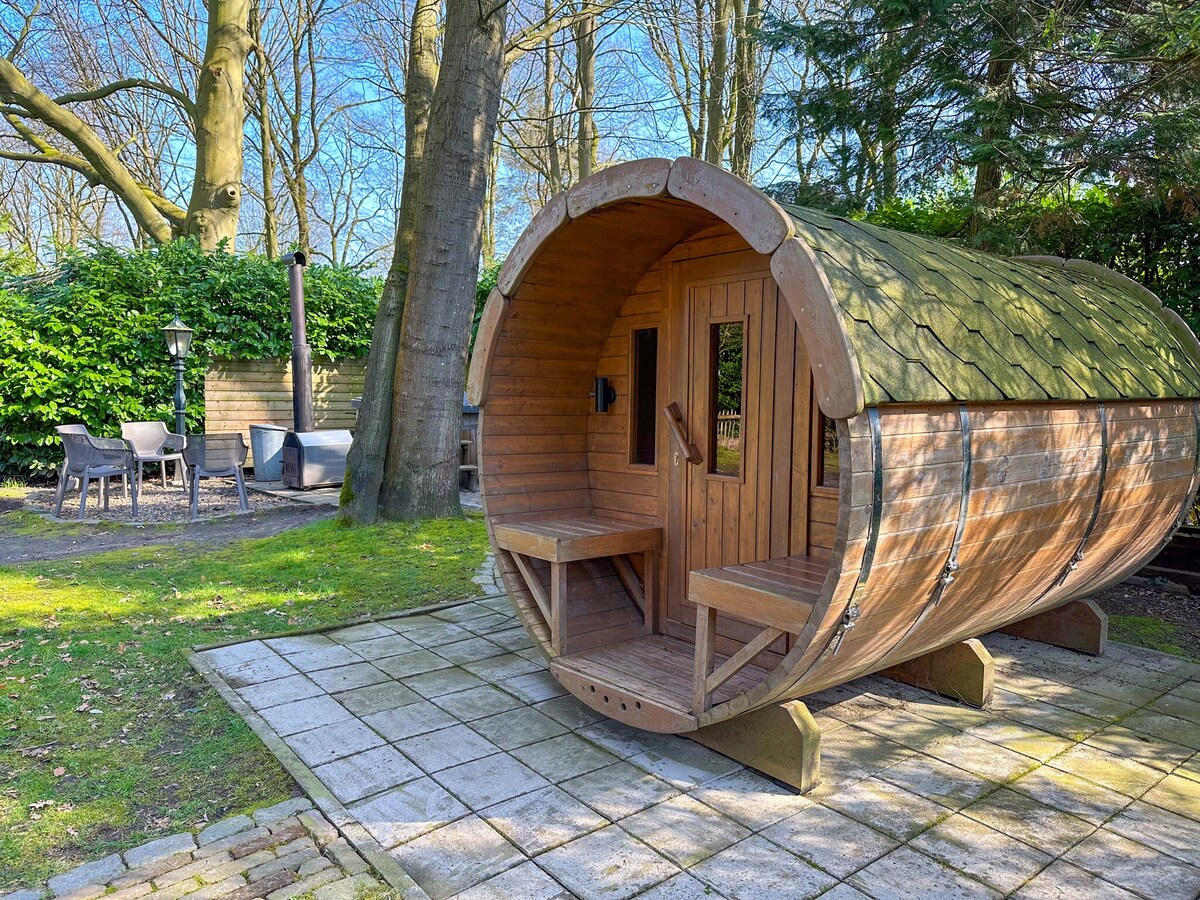 Cosy house with hot tub and sauna in the forest